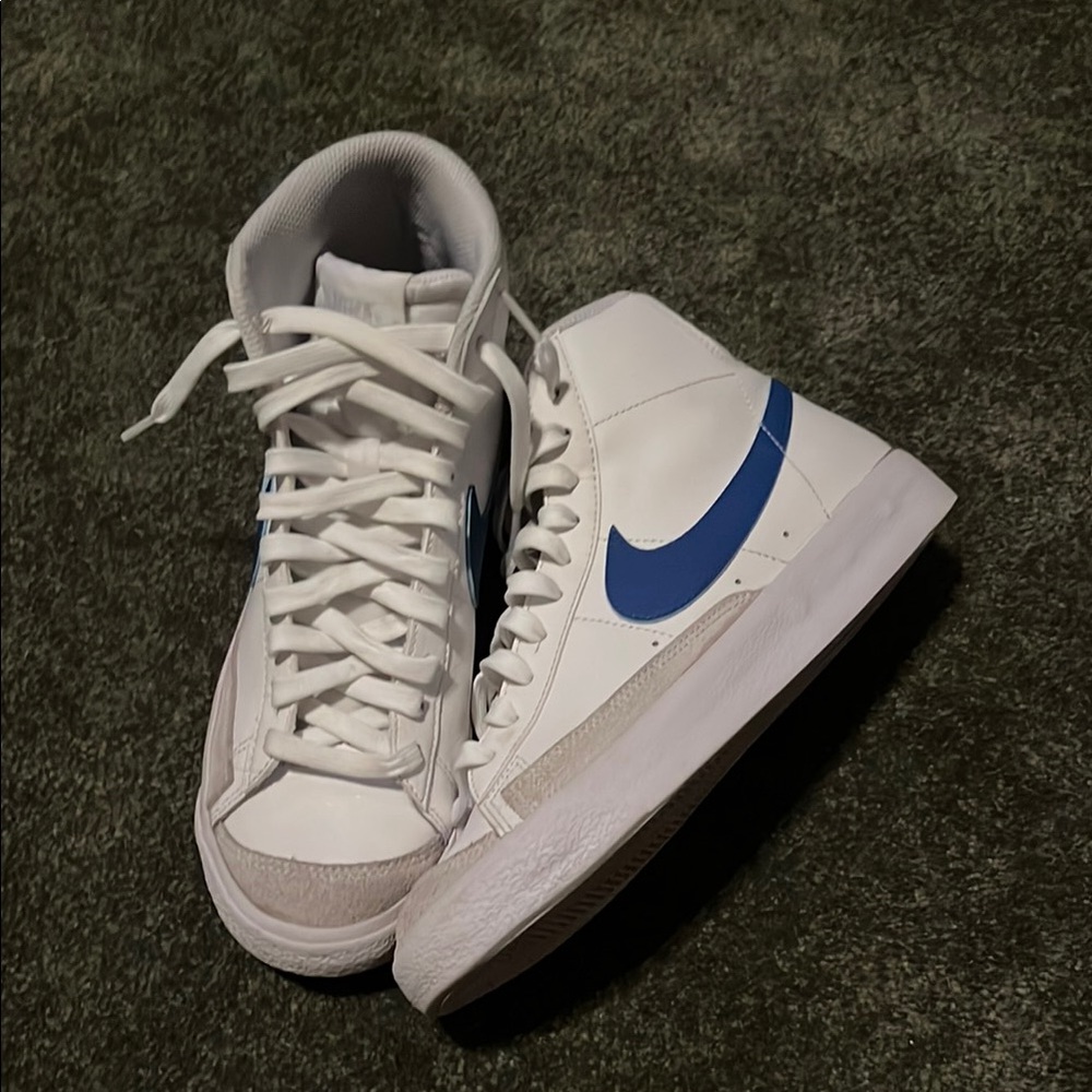 Nike White and Blue Low-Top Sneakers